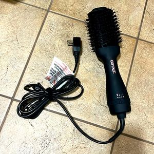 Amika hair blow dry brush 2.0
2-in-1 hair styling tool